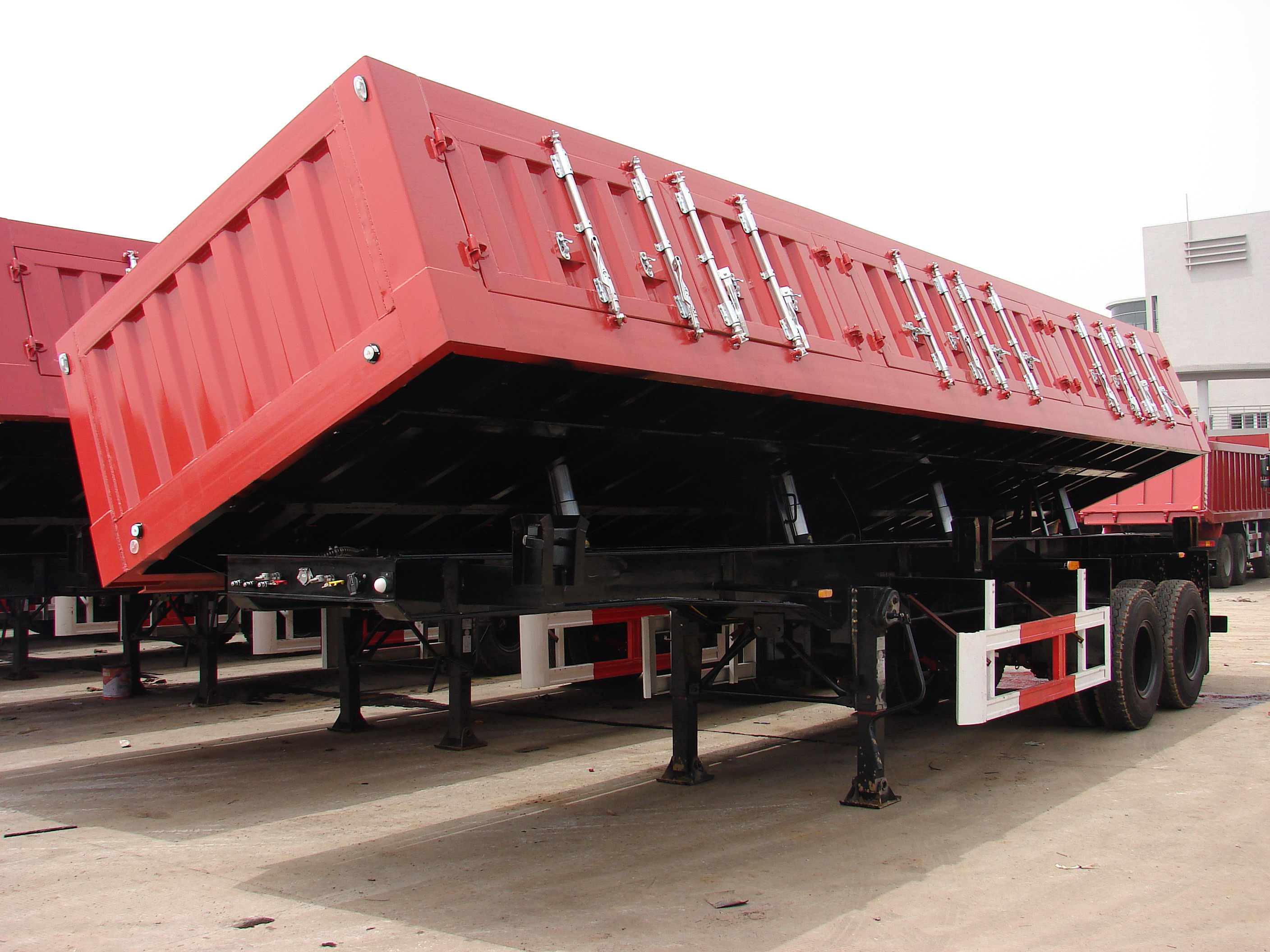 What is a tipper trailer?-CIMC heavy duty hydraulic tipper trailer The rear...