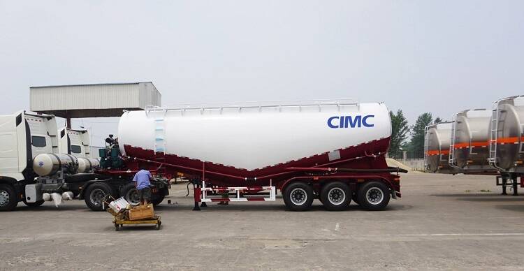 Tri-axle pneumatic bulk tanker