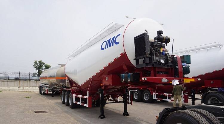Tri-axle pneumatic bulk tanker