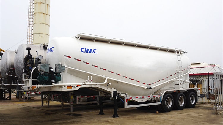 The cement powder truck trailer is suitable for the transportation and air pressure unloading of dry materials such as fly ash, cement, lime powder and ore powder with a particle diameter of not more than 0.1mm. When the discharge height reaches 15m, the horizontal conveying distance can reach 5m. 